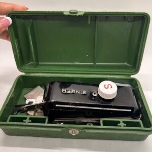 Vintage Singer Buttonholer #160506 In Green Case With 4 Button